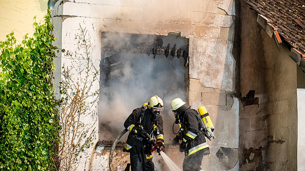 Kreis Kulmbach: Vollbrand einer Scheune in Wohngebiet - Personen evakuiert - 150 Kräfte vor Ort