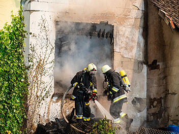Kreis Kulmbach: Vollbrand einer Scheune in Wohngebiet - Personen evakuiert - 150 Kräfte vor Ort
