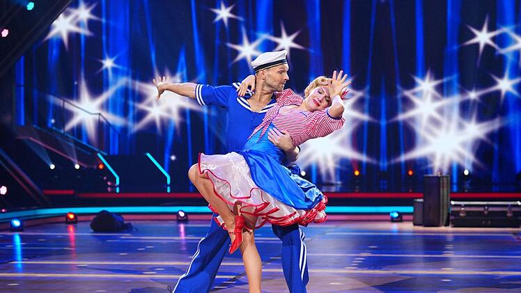 "Chica! Wahnsinn!", feierte Jorge González die Darbietung von Jeanette Biedermann und Vadim Garbuzov. Sie tanzten einen Quickstep von Maite Kelly nach.