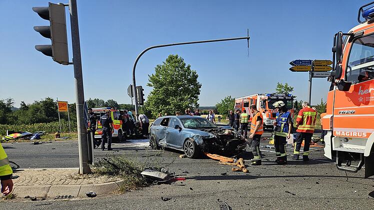 Unfall zwischen Notarzteinsatzfahrzeug und Auto: Person im NEF eingeklemmt - Drei Personen verletzt