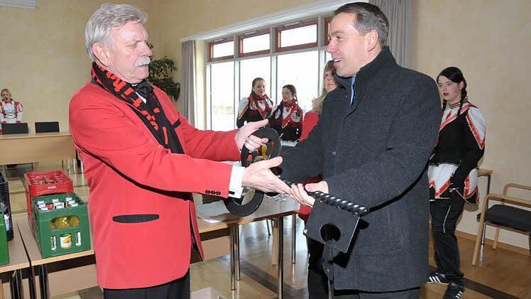 Peter Nofski (l.) übergab Alexander Tritthart den Schlüssel.