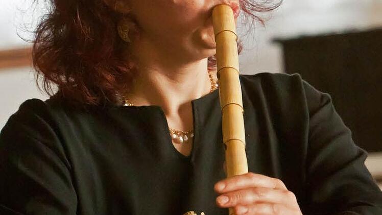 Jury-Vorsitzende Claudia Ott musiziert auf der Rohrflöte (Nay).