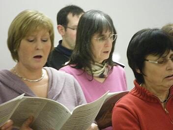 Chorprobe: (von links) Nadja Planer (Sopran), Barbara Miller (Alt), Regina Schwarzer (Alt). Foto: Regina Rinke