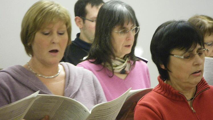 Chorprobe: (von links) Nadja Planer (Sopran), Barbara Miller (Alt), Regina Schwarzer (Alt). Foto: Regina Rinke