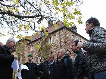 Das alte Spital (Hintergrund) und auch der links angrenzende Neubau aus den 80er Jahren werden weichen: Gerhard Zedler (links), der Chef des Bauamtes, erläutert den Stadträten die Grobplanung für das neue Seniorenheim. Rechts im Bild Stadt-Architektin Sigrun Wagner.  Foto: Roepert
