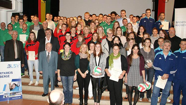 Sie alle feierten in diesem Jahr eine Meisterschaft: Fußballer, Korbballer, Volleyballer, Tennis- und Tischtennis-Mannschaften.