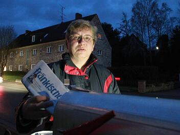 Zeitungszustellerin Brunhilde Kaiser hat keine Angst vor der Dunkelheit: "Wenn man nachts Angst hat, dann braucht man den Job nicht zu machen." Foto: Thomas Heuchling