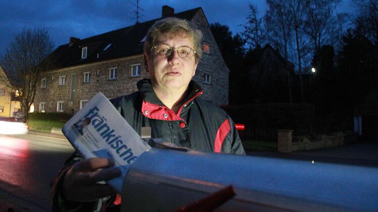 Zeitungszustellerin Brunhilde Kaiser hat keine Angst vor der Dunkelheit: "Wenn man nachts Angst hat, dann braucht man den Job nicht zu machen." Foto: Thomas Heuchling