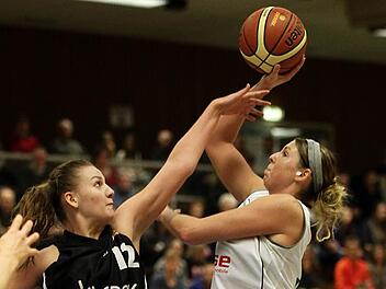Das Bamberger Geburtstagskind Lyndi Thorman ist erfolgreich, daran &auml;ndert auch ein Foul von Lara M&uuml;ller (l.) aus Weiterstadt nichts. Foto: sportpress