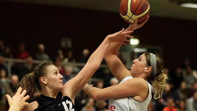 Das Bamberger Geburtstagskind Lyndi Thorman ist erfolgreich, daran &auml;ndert auch ein Foul von Lara M&uuml;ller (l.) aus Weiterstadt nichts. Foto: sportpress