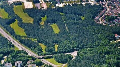 Abwechslungsreiches Gelände aus Wald und Rasenflächen: der Golfplatz Hauptsmoorwald zwischen Autobahn und Gartenstadt (rechts).