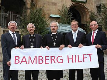 Bamberg hilft Flüchtlingen: Im August entstand diese symbolträchtige Aufnahme, bei der sich neben Landrat Kalb, OB Starke und Bezirkstagspräsident Günther Denzler Erzbischof Ludwig Schick und Dekan Hans-Martin Lechner solidarisch zeigten. Foto: Archiv RiegerPress