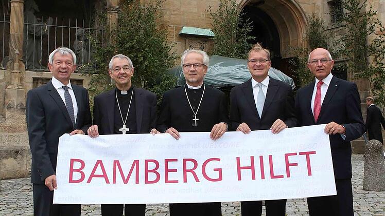 Bamberg hilft Flüchtlingen: Im August entstand diese symbolträchtige Aufnahme, bei der sich neben Landrat Kalb, OB Starke und Bezirkstagspräsident Günther Denzler Erzbischof Ludwig Schick und Dekan Hans-Martin Lechner solidarisch zeigten. Foto: Archiv RiegerPress