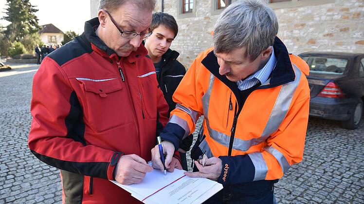 Welche Schritte bei der Abmarkung eines Grenzpunktes zu beachten sind, lernten 36 neue Siebener am Landratsamt in Haßfurt. Unser Bild zeigt (von links) Klaus Schad aus Fierst, Florian Mildenberger aus Maroldsweisach und Amtsleiter Gerhard Hartmann bei der Anfertigung einer Skizze für das Protokoll einer Abmarkung. Fotos: Ulrike Langer
