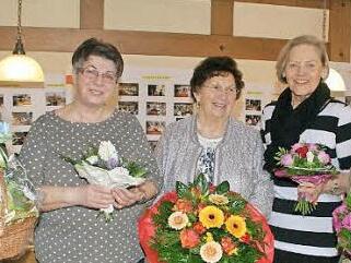 Nach über 18 Jahren gab Carola Kornherr (Mitte) die Leitung des Seniorenkreises ab. Ihre Nachfolgerinnen sind Herta Stapf, Elisabeth Scholz und Karin Sefz (von rechts). Pfarrer Thomas Klemm dankte Kornherr für das Herzblut, das sie für ihre Aufgabe investierte.  Foto: Sabine Weinbeer