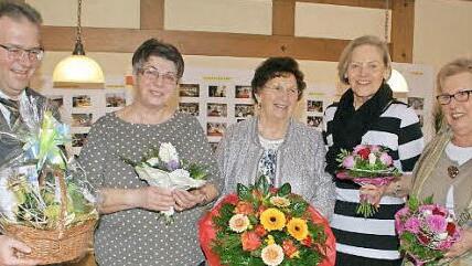 Nach über 18 Jahren gab Carola Kornherr (Mitte) die Leitung des Seniorenkreises ab. Ihre Nachfolgerinnen sind Herta Stapf, Elisabeth Scholz und Karin Sefz (von rechts). Pfarrer Thomas Klemm dankte Kornherr für das Herzblut, das sie für ihre Aufgabe investierte.  Foto: Sabine Weinbeer