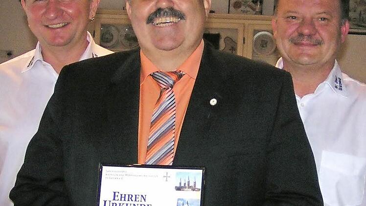 Der Gerhard Amon mit seiner Ehrenurkunde, zusammen mit Vorsitzendem Günther Hofmann undVize Stephan Schaffner Foto: Heidi Amon