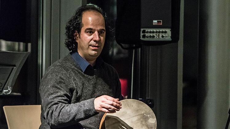 Hadi Alizadek musiziert auf der Tonbak.Foto: Jochen Berger