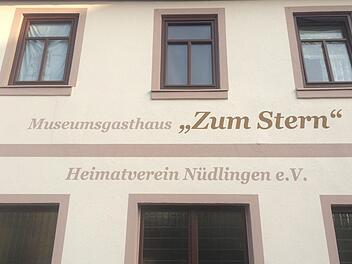 Ende dieser Woche wurde die Beschriftung am ehemaligen Gasthaus "Stern" in Nüdlingen aufgemalt. Frisch gestrichen und beschriftet erstrahlt das zentrale Gebäude jetzt in neuem Glanz.  Foto: Kerstin Väth