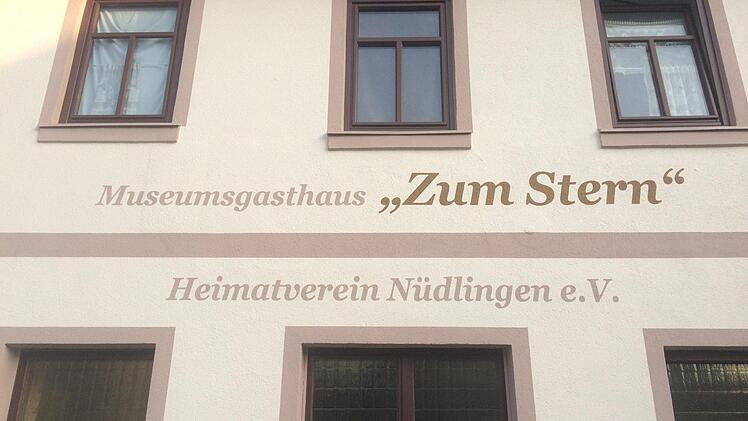 Ende dieser Woche wurde die Beschriftung am ehemaligen Gasthaus "Stern" in Nüdlingen aufgemalt. Frisch gestrichen und beschriftet erstrahlt das zentrale Gebäude jetzt in neuem Glanz.  Foto: Kerstin Väth