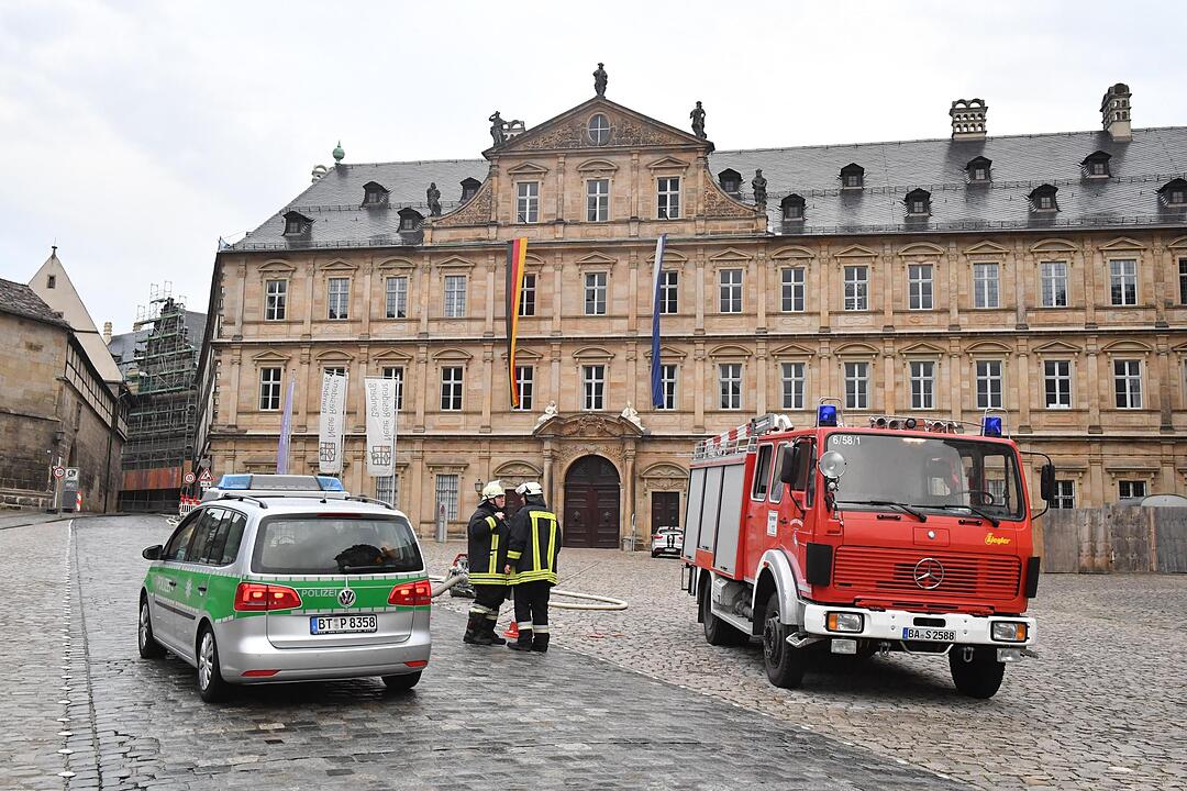 Großeinsatz in der Bamberger Altstadt: Dachstuhl am Jakobsplatz brennt