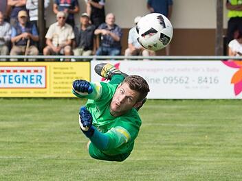 Nicht nur tolle Tore, sondern auch sehenswerte Flugparaden, wie hier vom Erlanger Torwart Michael Kraut am Sonntag in Sonnefeld (0:7), machen den Fußball attraktiv. In dieser Woche haben die vielen Fußballfans in der Region gleich mehrmals die Gelegenheit, prestigeträchtige Duelle zu besuchen. Foto: Heinrich Weiß