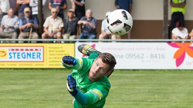 Nicht nur tolle Tore, sondern auch sehenswerte Flugparaden, wie hier vom Erlanger Torwart Michael Kraut am Sonntag in Sonnefeld (0:7), machen den Fußball attraktiv. In dieser Woche haben die vielen Fußballfans in der Region gleich mehrmals die Gelegenheit, prestigeträchtige Duelle zu besuchen. Foto: Heinrich Weiß