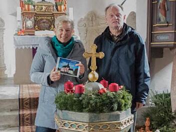 Sabine Siegelin und Pfarrer Reinhold König stellen den neu herausgebrachten Kalender 2018 vor, der aus Anlass des 350-jährigen Bestehens der Dreifaltigkeitskirche Hain konzipiert wurde.Foto: K.- H.- Hofmann