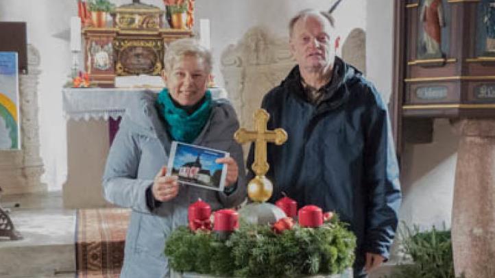 Sabine Siegelin und Pfarrer Reinhold König stellen den neu herausgebrachten Kalender 2018 vor, der aus Anlass des 350-jährigen Bestehens der Dreifaltigkeitskirche Hain konzipiert wurde.Foto: K.- H.- Hofmann