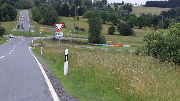 Hier wird in Nordhalben bald ein Radweg gebaut: Fu&szlig;g&auml;nger und Radfahrer, die zum Sportplatz (rechts nach Verkehrsschild) m&ouml;chten, m&uuml;ssen dann nicht mehr auf der Hauptstra&szlig;e unterwegs sein. Der Radweg soll im Bereich des Verkehrskreisels im Hintergrund enden. Foto: Michael Wunder