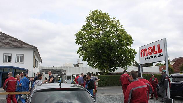 Um die Mittagszeit wurde der Alarm in Bad Staffelstein ausgel&ouml;st. Die Mitarbeiter der Firma Moll versammelten sich im Au&szlig;enbereich und warteten den Feuerwehreinsatz ab. Popp