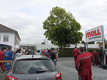 Um die Mittagszeit wurde der Alarm in Bad Staffelstein ausgelöst. Die Mitarbeiter der Firma Moll versammelten sich im Außenbereich und warteten den Feuerwehreinsatz ab. Popp