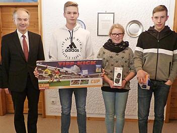 Die drei Gewinner mit ihren Preisen: (von links) Geschäftsstellenleiter Elmar Bauer, Vorstand Ralph Goller, Nico Burger, Paulina Maier, Fabian Rausch und Kundenberaterin Judith Braunersreuther. Foto: Klaus-Peter Wulf