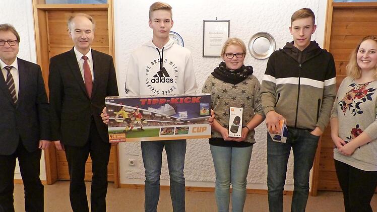 Die drei Gewinner mit ihren Preisen: (von links) Geschäftsstellenleiter Elmar Bauer, Vorstand Ralph Goller, Nico Burger, Paulina Maier, Fabian Rausch und Kundenberaterin Judith Braunersreuther. Foto: Klaus-Peter Wulf