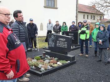 Der Friedhof des Stadtteils Wermerichshausen soll grüner werden.  Friedhofsreferent Klaus Schebler (ganz links) und Dieter Büttner (daneben),  Kreisfachberater für Gartenkultur und Landespflege, erläuterten bei einem  Ortstermin die Pläne. Dieter Britz