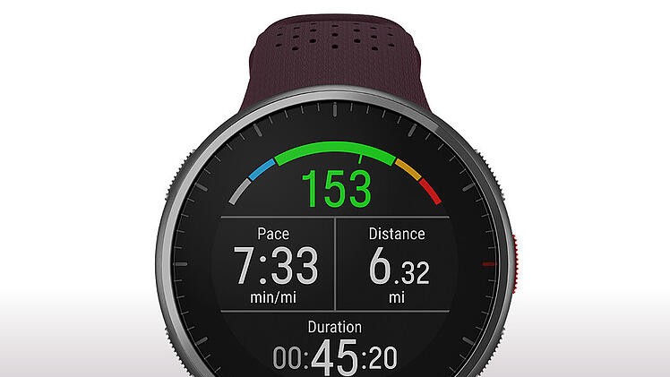 Das farbige Display der Polar Pacer Pro zeigt die präzise gemessenen Fitness-Daten übersichtlich an.