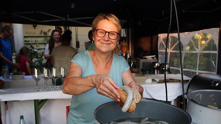 Bei Keidels gab's den Burger mit Spezial-Brötchen, Kraut und Knobeline. Foto: Ralf Ruppert