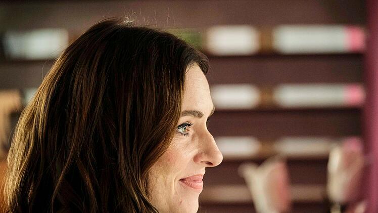 Pony (Kim Riedle) war noch vor etwa zehn Jahren eine der meistfotografierten Frauen Deutschlands. Ein sogenanntes It-Girl, das von seinem Ehemann und Manager vermarktet wurde. Dann zog sich Pony ins Privatleben zur&uuml;ck und bekam zwei Kinder. Ihre Ehe befand sich zuletzt in deutlicher Schieflage - als ein tragischer Unfall passiert. Oder war es Mord?