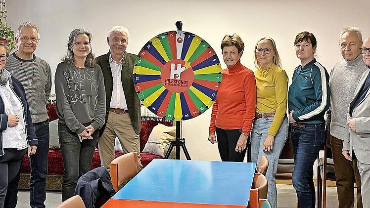 Vertreter des Hilfsfonds Region Bamberg bei der Spenden&uuml;bergabe (von links): Elisabeth Skantze (Inner Wheel Club Bamberg), Lothar Philipp (Lions-Club Bamberg-Michelsberg), Christine Bieber (Caritas), Hans-Ulrich Th&uuml;mmel (Ambassador Club Bamberg), ...