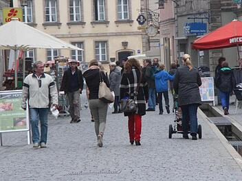 In der Forchheimer Innenstadt geht an verkaufsoffenen Sonntagen ein gutes Geschäft. Fotos: Josef Hofbauer