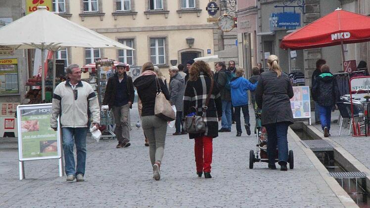 In der Forchheimer Innenstadt geht an verkaufsoffenen Sonntagen ein gutes Geschäft. Fotos: Josef Hofbauer