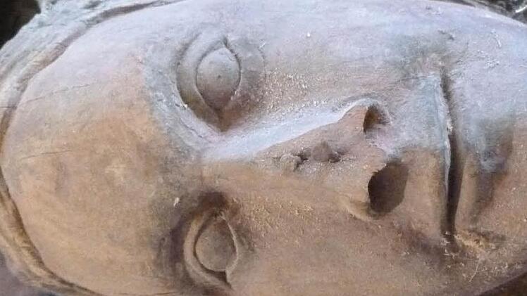 In der Nase steckte ein Nagel.