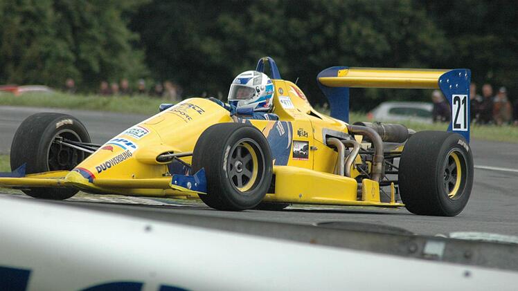 Volle Konzentration in der Jopp-Kurve: Der Burkardrother Paul Marschall in seinem F3 Reynard Opel.