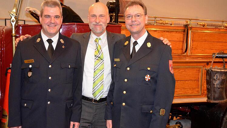 Nichts geändert hat sich bei den Neuwahlen der Freiwilligen Feuerwehr Bad Kissingen, der alte ist zugleich der neue Kommandant und so strahlen v.li.: 2. Kommandant Michael Wolf, OB Kay Blankenburg und Kommandant Harald Albert um die Wette. Foto: Rauch