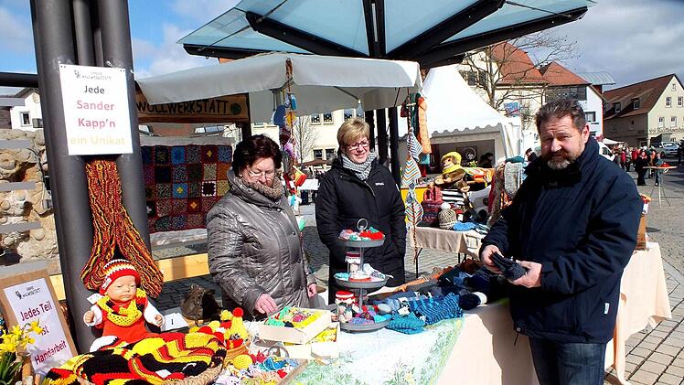 Guten Absatz fanden die handgefertigten Socken, Mützen, Schals und Sonstiges der "Sander Wollwerkstatt".