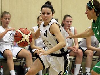 Schnell und mit &Uuml;bersicht: So pr&auml;sentiert sich auf hohem Niveau die U15-Spielerin Jana Barth (l.) im Trikot des Regionalligisten SC Kemmern, in der WNBL-Mannschaft der DJK Brose und weiteren Teams des Bamberger Nachwuchsprogramms. Foto: sportpress