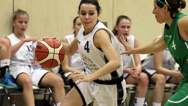 Schnell und mit &Uuml;bersicht: So pr&auml;sentiert sich auf hohem Niveau die U15-Spielerin Jana Barth (l.) im Trikot des Regionalligisten SC Kemmern, in der WNBL-Mannschaft der DJK Brose und weiteren Teams des Bamberger Nachwuchsprogramms. Foto: sportpress