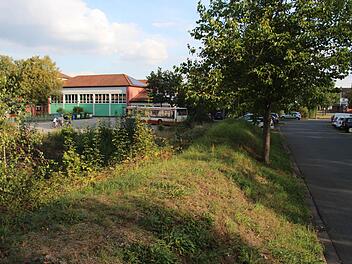 Auf dem Areal zwischen Schule und Parkplatz der Aischgrundhalle in Adelsdorf sollen Sozialwohnungen entstehen. Die Kommune hat das Areal vor kurzem gekauft.  Foto: Christian Bauriedel