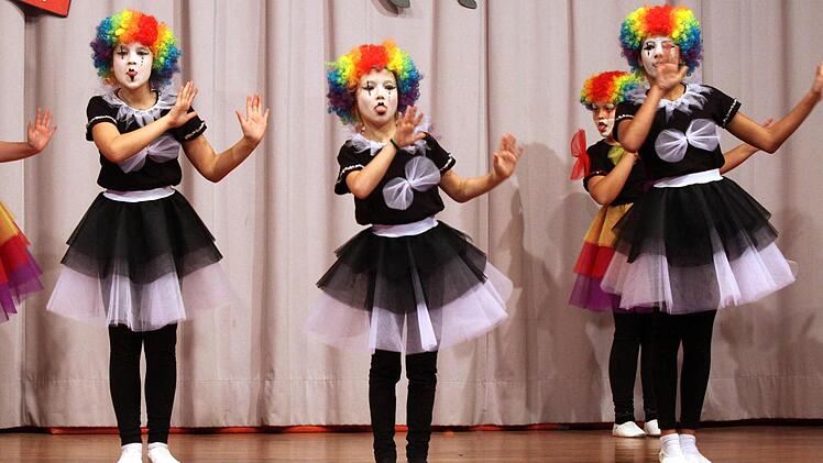 Die Brückenauer Roten Funken als Clowns. Foto: Thomas Dill