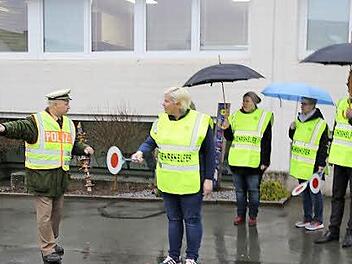 Die Bärnfelser Verkehrshelfer bei ihrem ersten offiziellen Einsatz, hier mit Polizeihauptkommissar Werner Götz (links) Foto: Franz Galster